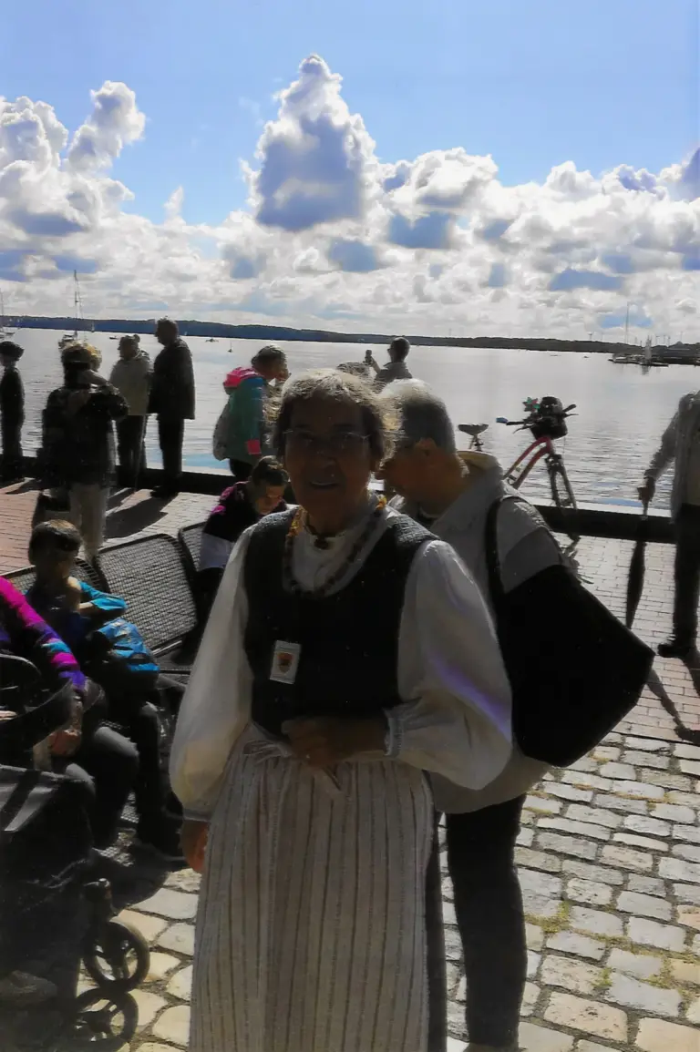 Teilnehmerin in Tracht am Wasser